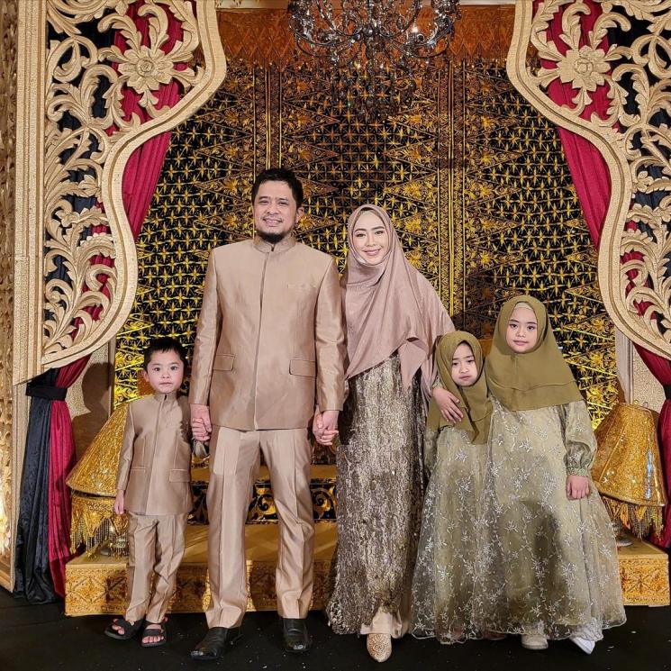 Oki Setiana Dewi bersama suami dan anak-anaknya. (Instagram/okisetianadewi)