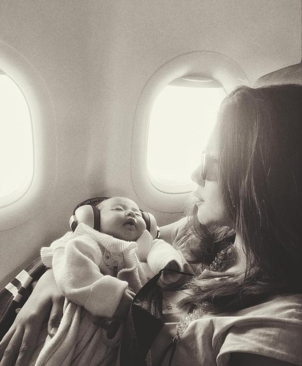 Felicya Angelista dan Caesar Hito ajak Baby Bible naik pesawat. (Instagram/@felicyangelista_)