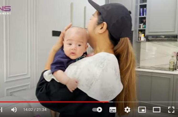 Momen Soimah Momong Rayyanza dan Baby L. (YouTube/RANS Entertainment)