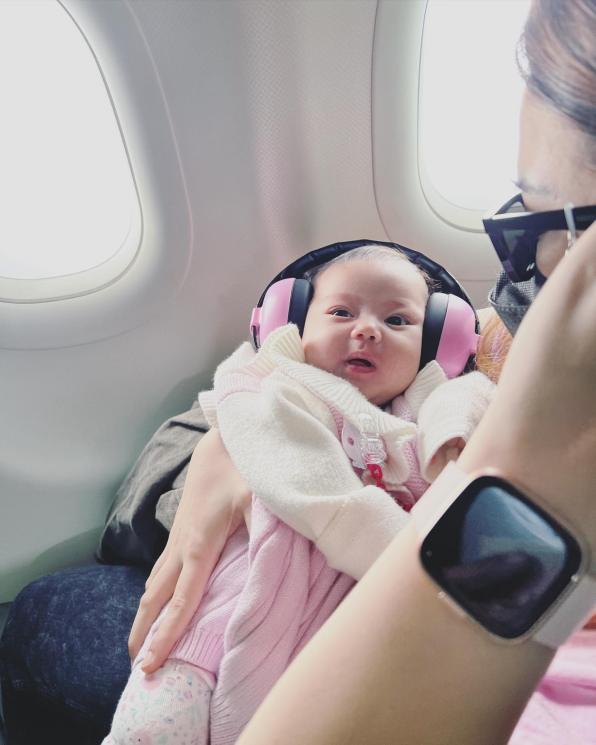 Felicya Angelista dan Caesar Hito ajak Baby Bible naik pesawat. (Instagram/@babybible911)