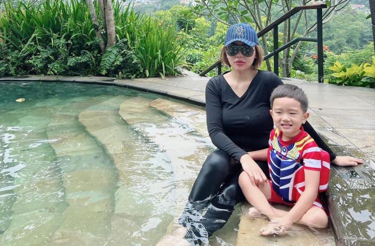 Bella Shofie Mendadak Lepas Hijab saat Berenang, Potretnya Tuai Pro Kontra