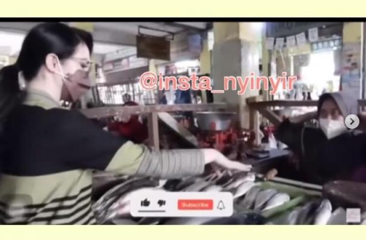 Arumi Bachsin belanja ke pasar tradisional. (Instagram)