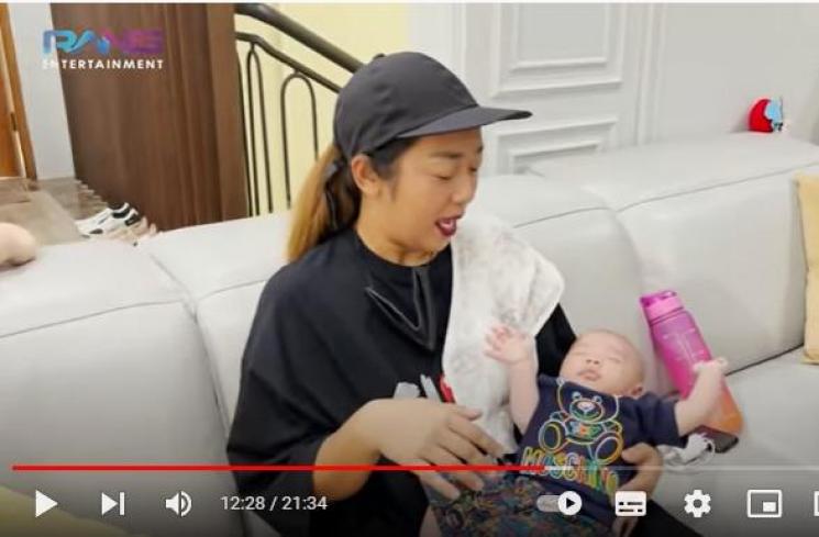 Momen Soimah Momong Rayyanza dan Baby L. (YouTube/RANS Entertainment)