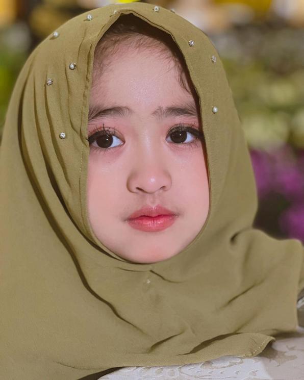 Anak Oki Setiana Dewi, Khadeejah Faatimah Abdullah. (Instagram/okisetianadewi)