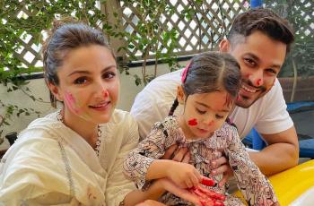 5 Gaya Aktor Bollywood Momong Anak Perempuannya, Kunal Kemmu Paling Telaten