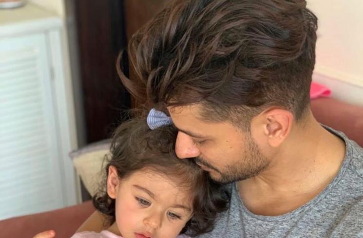 Aktor Bollywood Momong Anak Perempuannya (Instagram/@kunalkemmu)