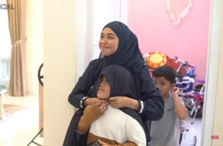 Ria Ricis menggoda Ririe Fairus dengan lagu Nissa Sabyan. (YouTube/Ricis Official)