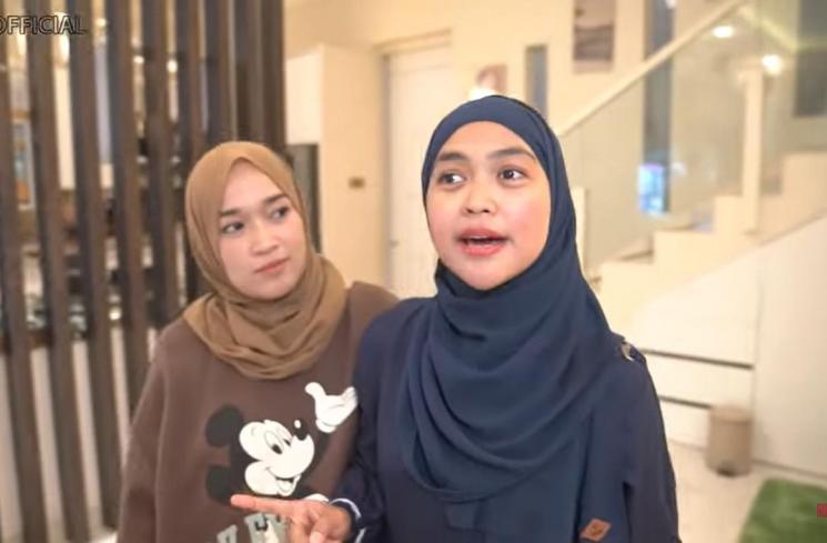 Ria Ricis menggoda Ririe Fairus dengan lagu Nissa Sabyan. (YouTube/Ricis Official)