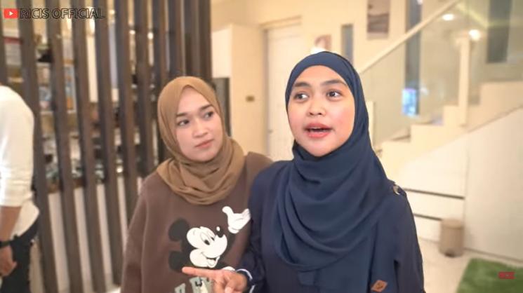 Ria Ricis menggoda Ririe Fairus dengan lagu Nissa Sabyan. (YouTube/Ricis Official)