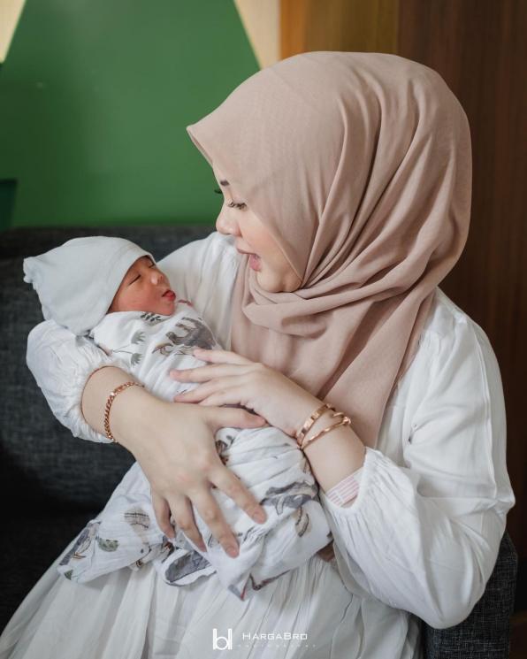 Potret Kesha Ratuliu Momong Anak (Instagram/kesharatuliu05)