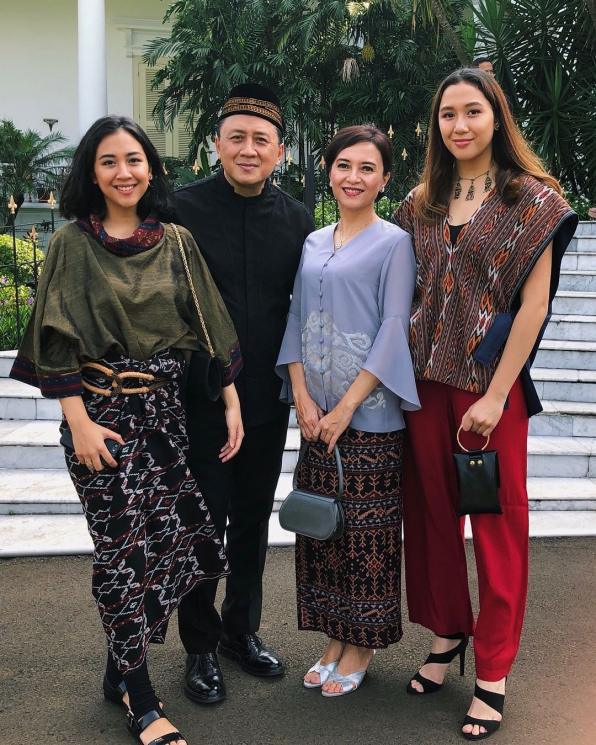 Potret Sibling Goals Sherina dan Mayzura Munaf. (Instagram/mayzurstla)