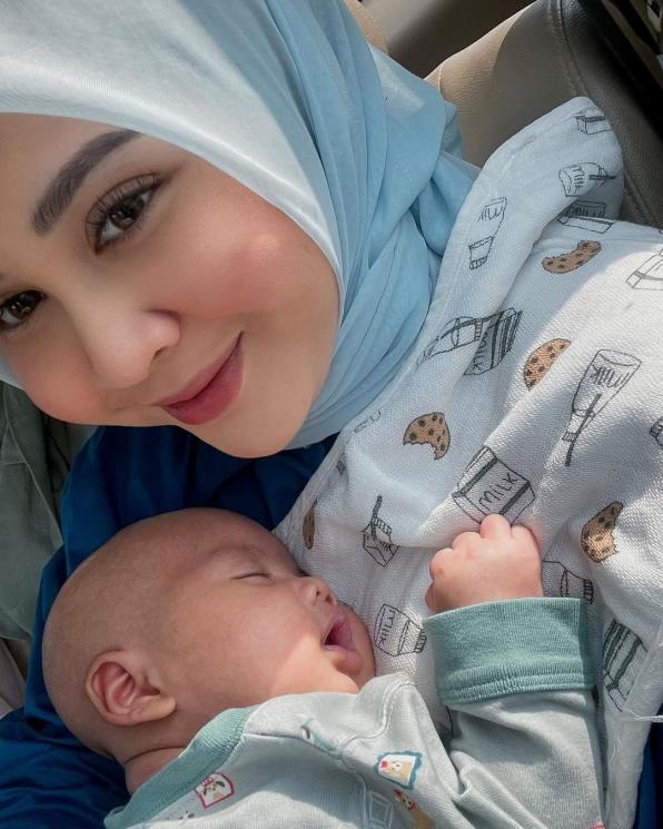 Potret Kesha Ratuliu Momong Anak (Instagram/kesharatuliu05)