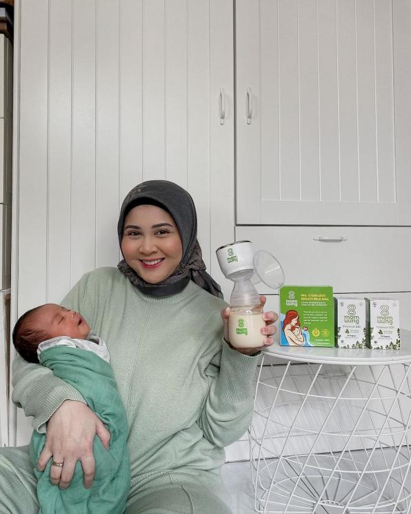 Potret Kesha Ratuliu Momong Anak (Instagram/kesharatuliu05)
