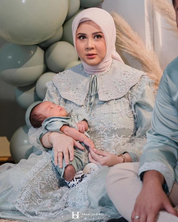 Potret Kesha Ratuliu Momong Anak (Instagram/kesharatuliu05)