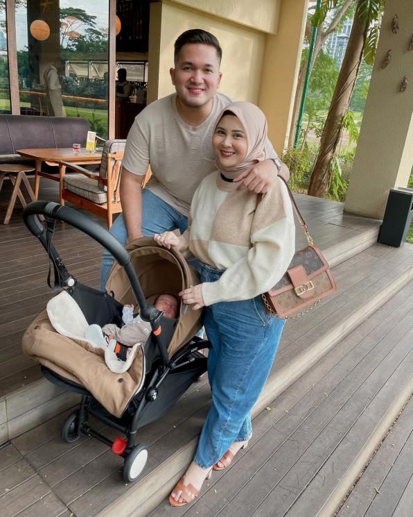 Potret Kesha Ratuliu Momong Anak (Instagram/kesharatuliu05)