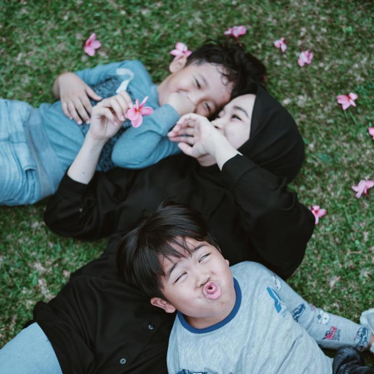 Momen Ririe Fairus Momong Anak.(Instagram/ririe_fairus)