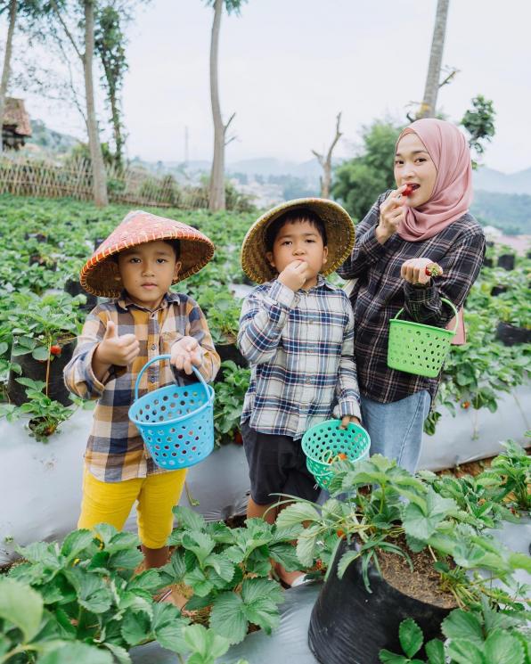 Momen Ririe Fairus Momong Anak.(Instagram/ririe_fairus)