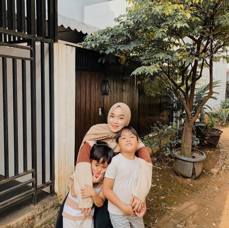Momen Ririe Fairus Momong Anak.(Instagram/ririe_fairus)
