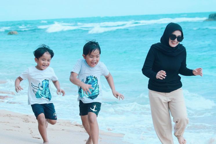 Momen Ririe Fairus Momong Anak.(Instagram/ririe_fairus)