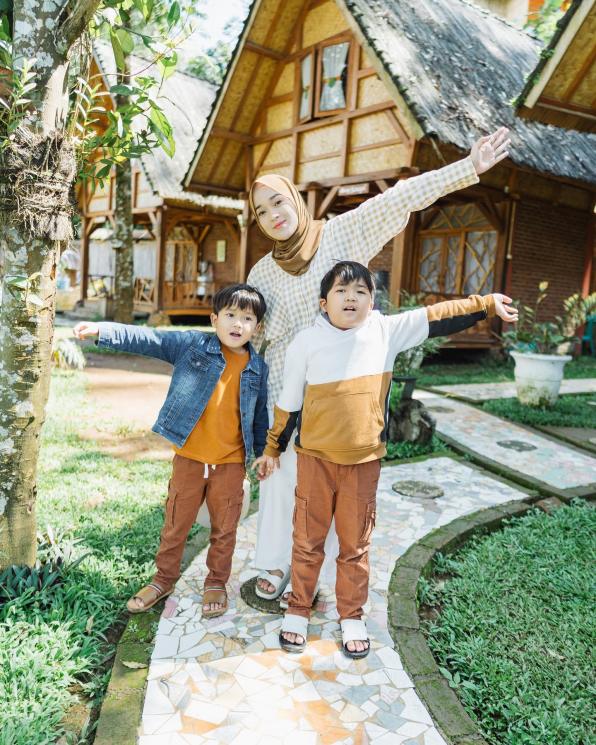 Momen Ririe Fairus Momong Anak.(Instagram/ririe_fairus)