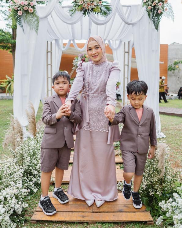 Momen Ririe Fairus Momong Anak.(Instagram/ririe_fairus)