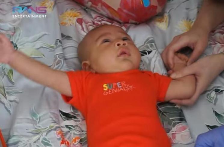 Momen Rayyanza imunisasi. (YouTube/RANS Entertainment)