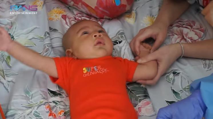 Momen Rayyanza imunisasi. (YouTube/RANS Entertainment)