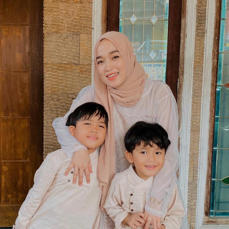Momen Ririe Fairus Momong Anak.(Instagram/ririe_fairus)