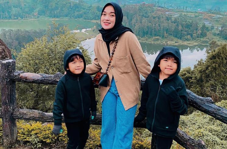 Momen Ririe Fairus Momong Anak.(Instagram/ririe_fairus)