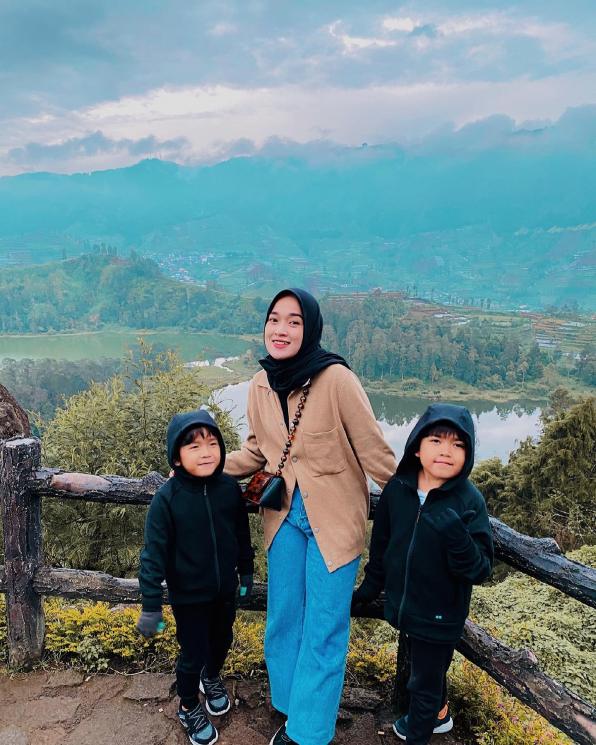 Momen Ririe Fairus Momong Anak.(Instagram/ririe_fairus)