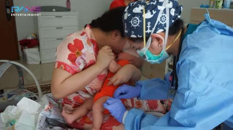 Momen Nagita Slavina dampingi Rayyanza imunisasi. (YouTube/RANS Entertainment)