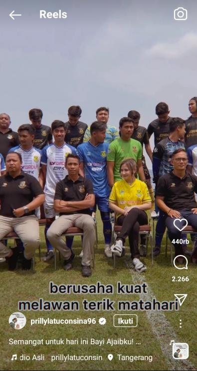  Potret Prilly Latuconsina Bareng Klub Bola Miliknya. (Instagram/prillylatuconsina96)