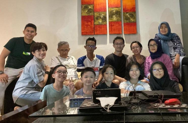 Potret Kebersamaan Melly Mono dan Ayah (Instagram/@melly_mono)
