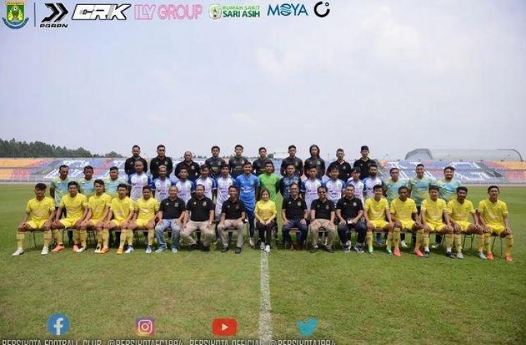  Potret Prilly Latuconsina Bareng Klub Bola Miliknya. (Instagram/prillylatuconsina96)