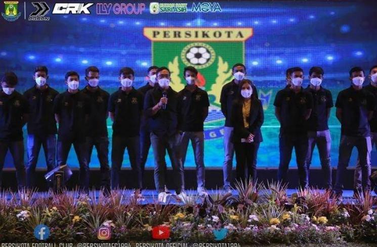 Potret Prilly Latuconsina Bareng Klub Bola Miliknya. (Instagram/persikotafc1994)
