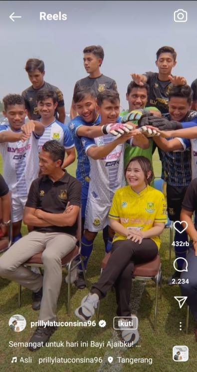  Potret Prilly Latuconsina Bareng Klub Bola Miliknya. (Instagram/prillylatuconsina96)