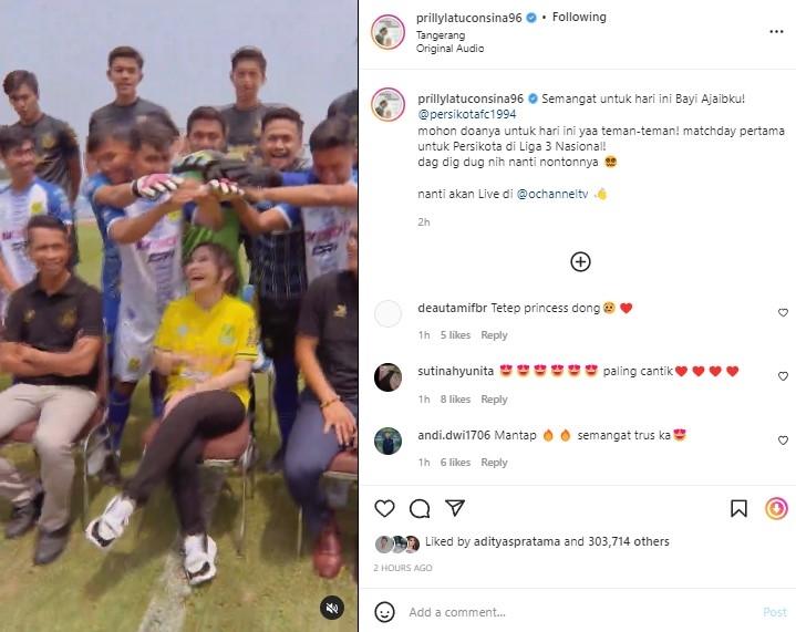 Prilly Latuconsina dan pemain klub bolanya. (Instagram/@prillylatuconsina96)