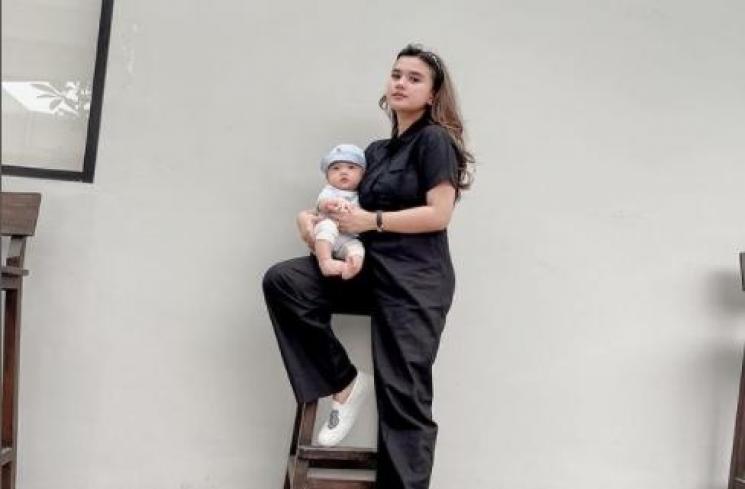 Potret Audi Marissa Momong Anak. (Instagram/audimarissa)