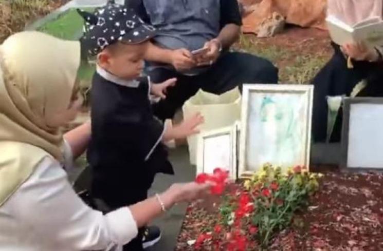 Gala Sky ziarah ke makam Vanessa Angel dan Bibi Ardiansyah. (Instagram/dewizuhriati)