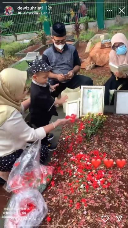 Gala Sky ziarah ke makam Vanessa Angel dan Bibi Ardiansyah. (Instagram/dewizuhriati)