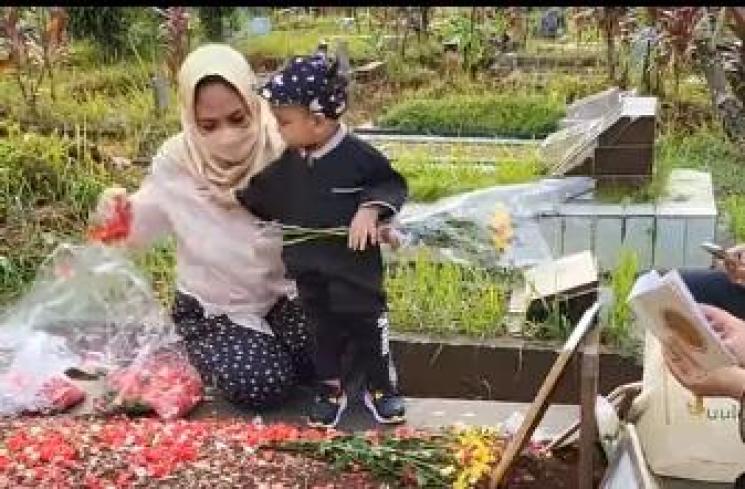  Momen Gala Sky Ziarah ke Makam Vanessa Angel-Bibi. (Instagram/dewizuhriati)