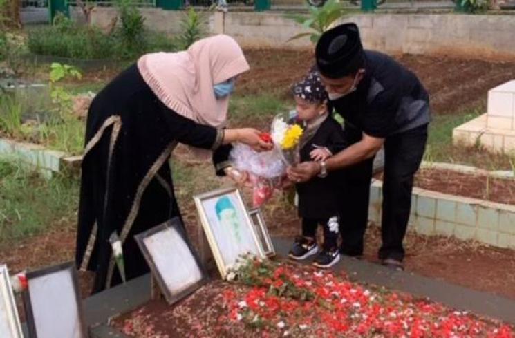 Gala Sky ziarah ke makam Vanessa Angel dan Bibi Ardiansyah. (Instagram/dewizuhriati)