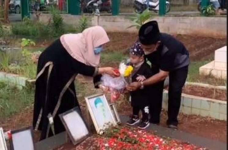 Momen Gala Sky Ziarah ke Makam Vanessa Angel-Bibi. (Instagram/dewizuhriati)