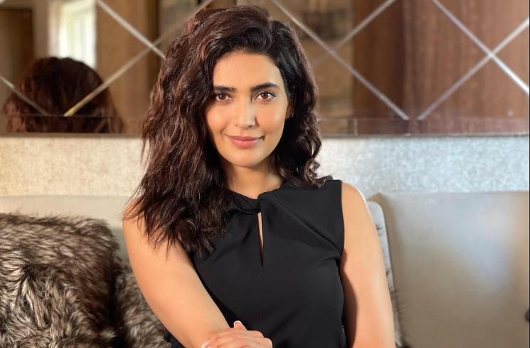 Pesona Karishma Tanna (Instagram/@karishmaktanna)