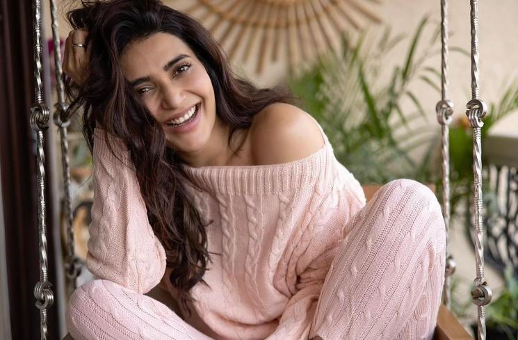 Pesona Karishma Tanna (Instagram/@karishmaktanna)