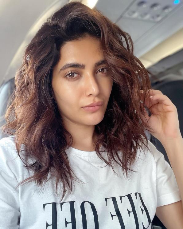 Pesona Karishma Tanna (Instagram/@karishmaktanna)