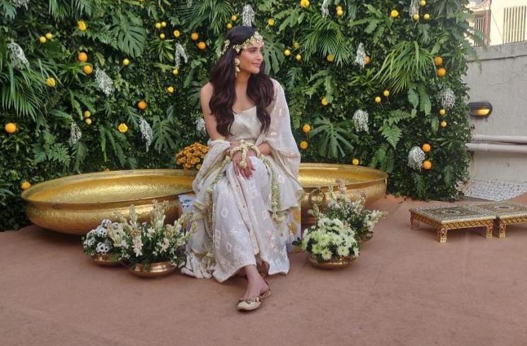 Pesona Karishma Tanna (Instagram/@karishmaktanna)