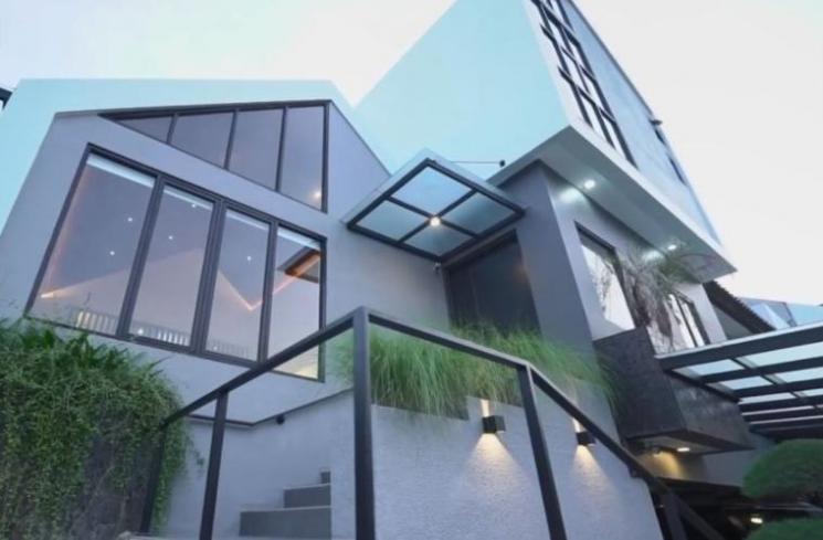  Potret Rumah Baru Surya Insomnia. (YouTube/ Andre Taulany TV)