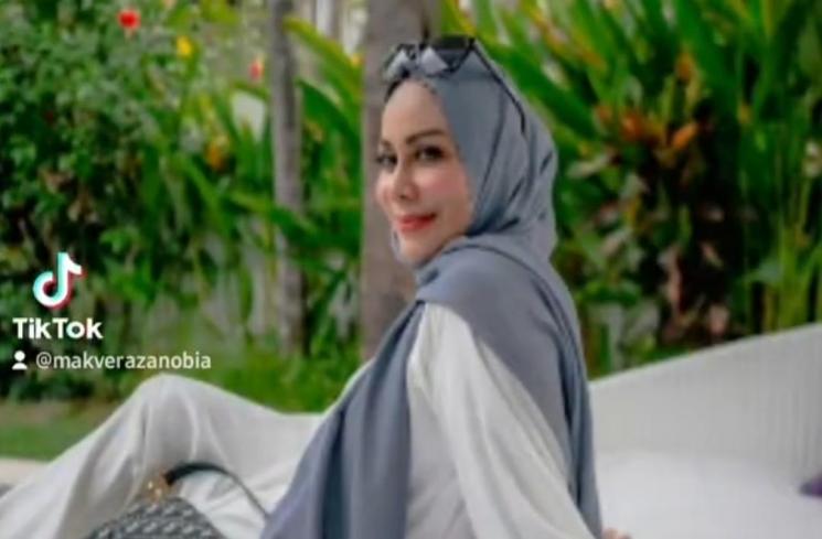  Potret Terbaru Mak Vera Mantan Manajer Olga Syahputra (instagram/@makverazanobia)