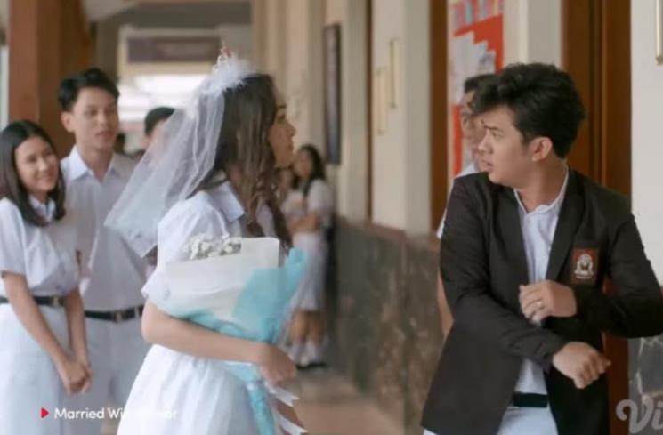 Sinopsis Married with Senior. (screenshot Video.com)